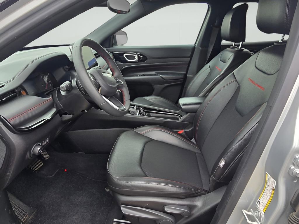 Used 2025 Jeep Compass Trailhawk AWD/4WD image 9