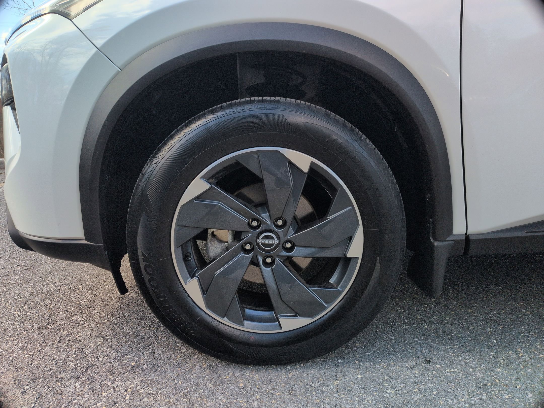 Used 2025 Nissan Rogue SV w/ SV Premium Package image 16