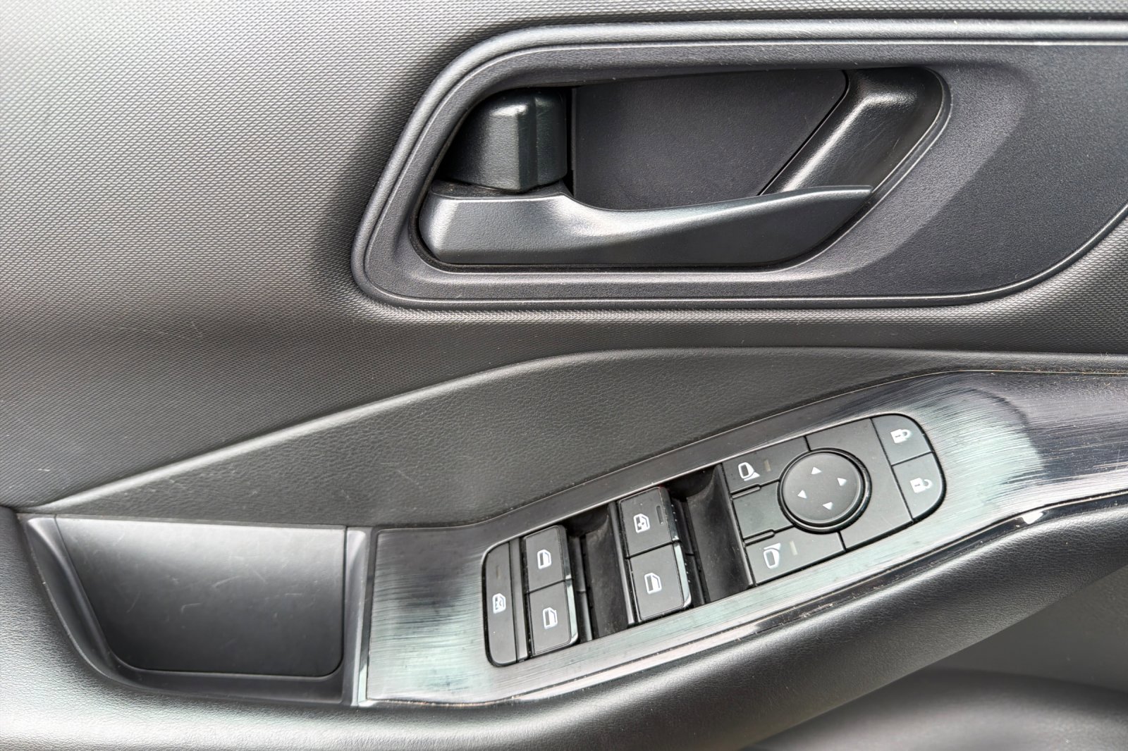 Used 2024 Nissan Rogue S image 11