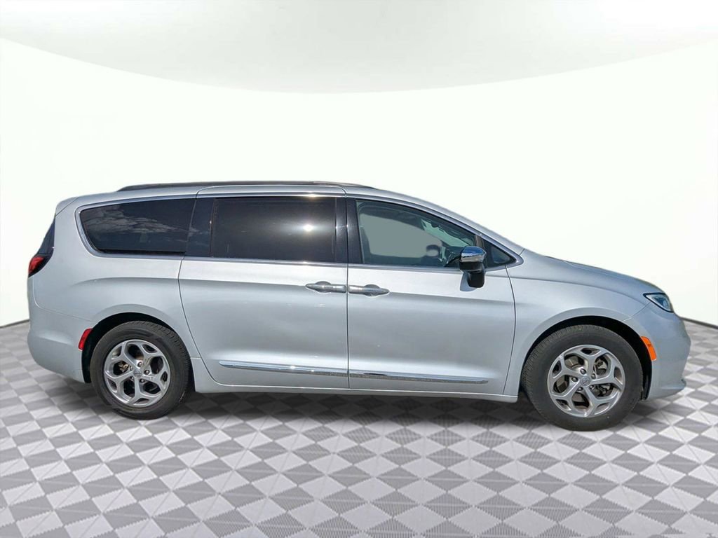 Used 2023 Chrysler Pacifica Limited image 2