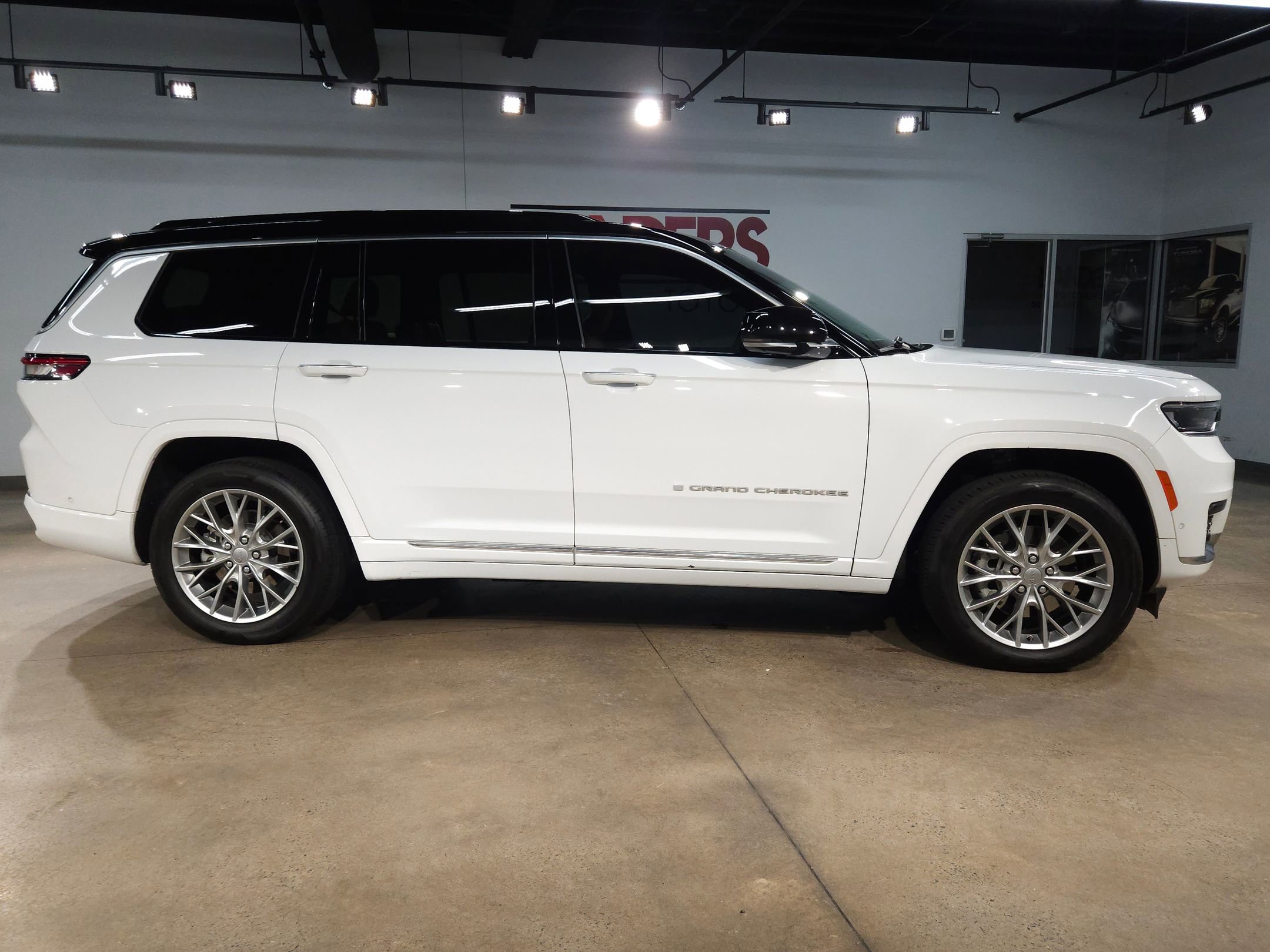 Used 2024 Jeep Grand Cherokee L Summit image 8