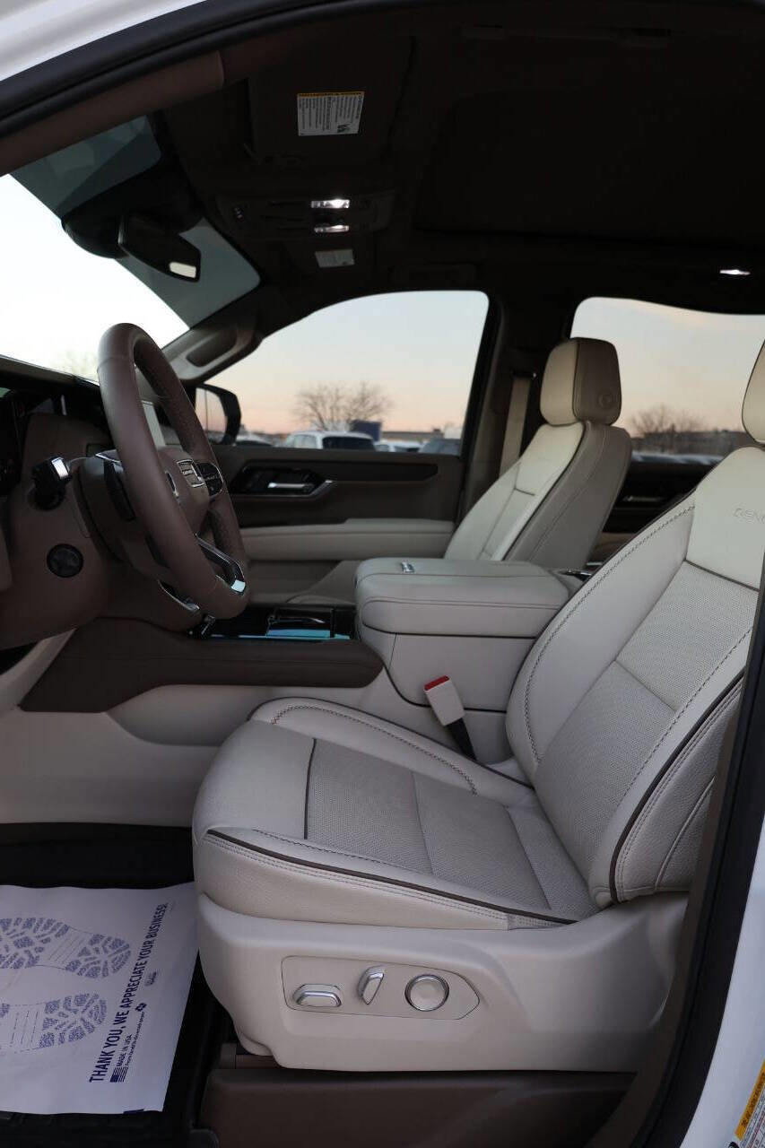 Used 2025 GMC Yukon XL Denali w/ Sun & Power Step Package image 13