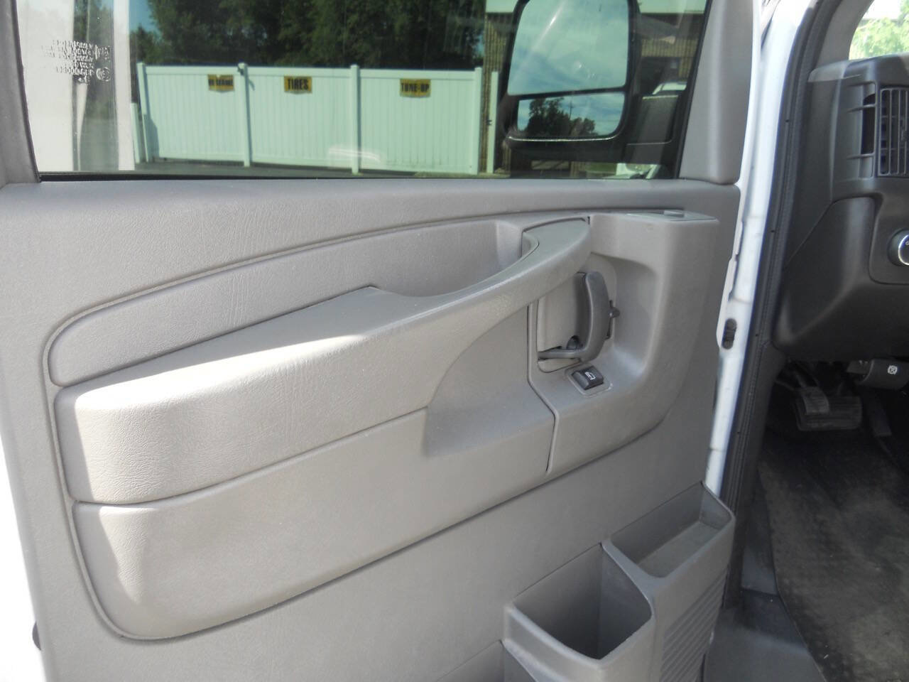 Used 2013 Chevrolet Express 2500 RWD image 25