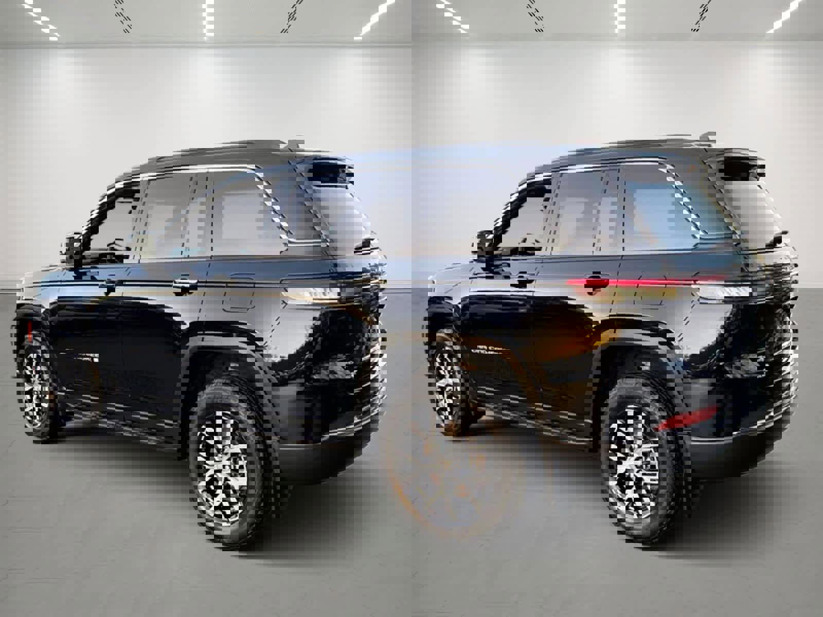 Used 2024 Jeep Grand Cherokee Limited w/ Luxury Tech Group II image 3