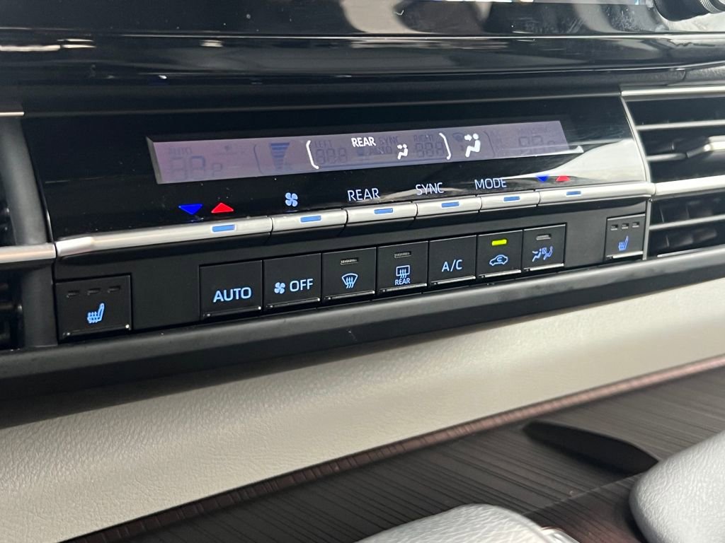 Used 2024 Toyota Sienna XLE image 31