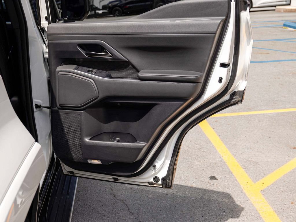 Used 2024 Lexus GX 550 w/ Accessory Package (31) AWD/4WD image 15