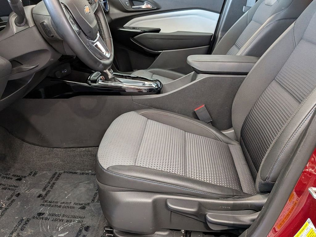 Used 2025 Chevrolet Trax LT w/ LT Convenience Package image 17