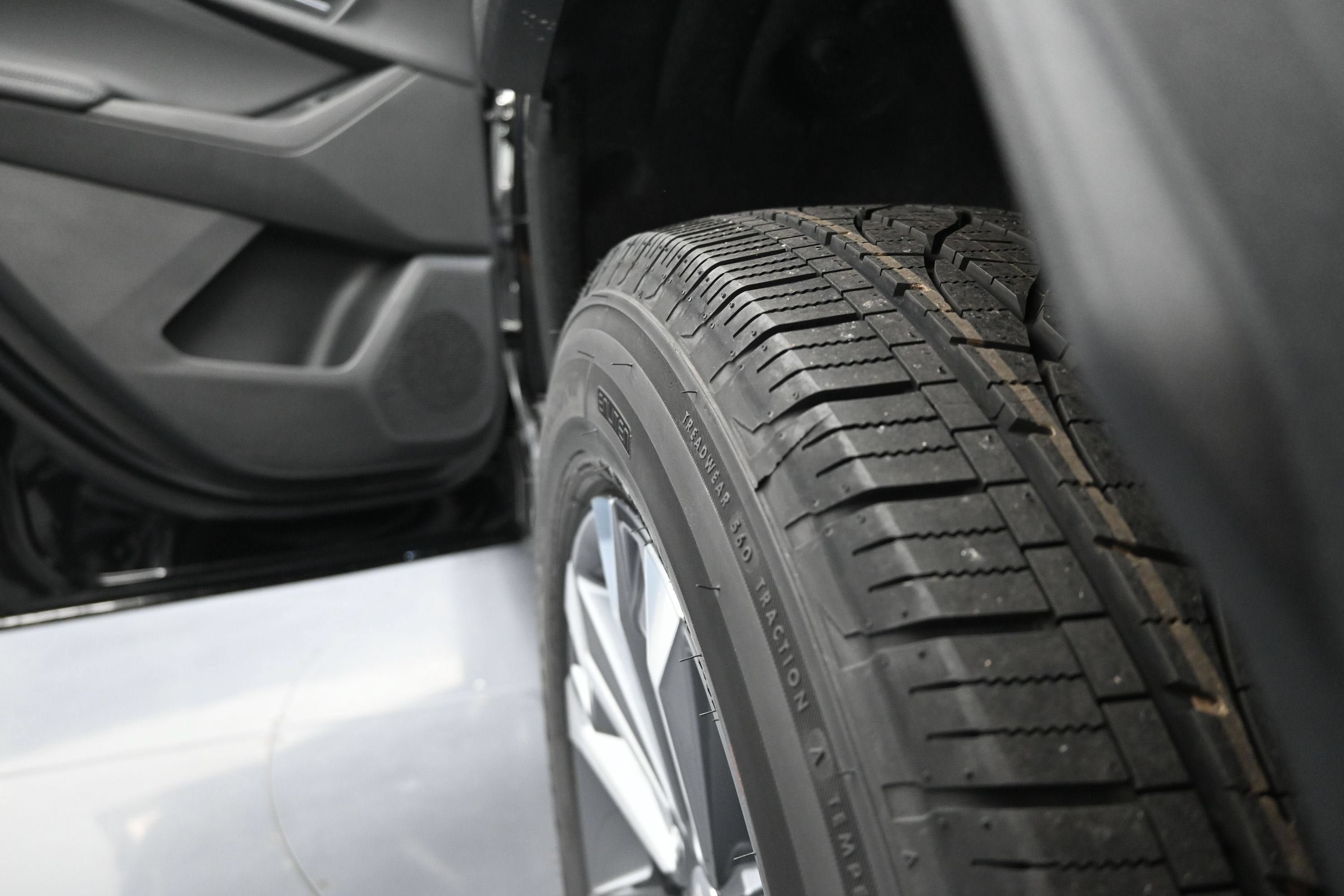 New 2027 Chevrolet Equinox LT w/ Convenience Package II FWD image 38