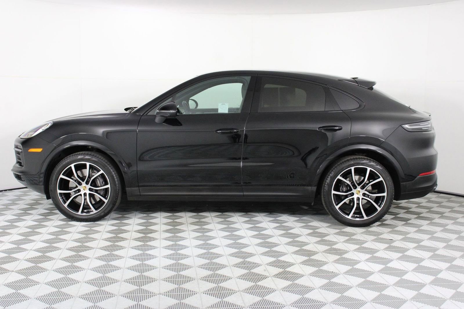 Certified 2023 Porsche Cayenne Platinum Edition image 2