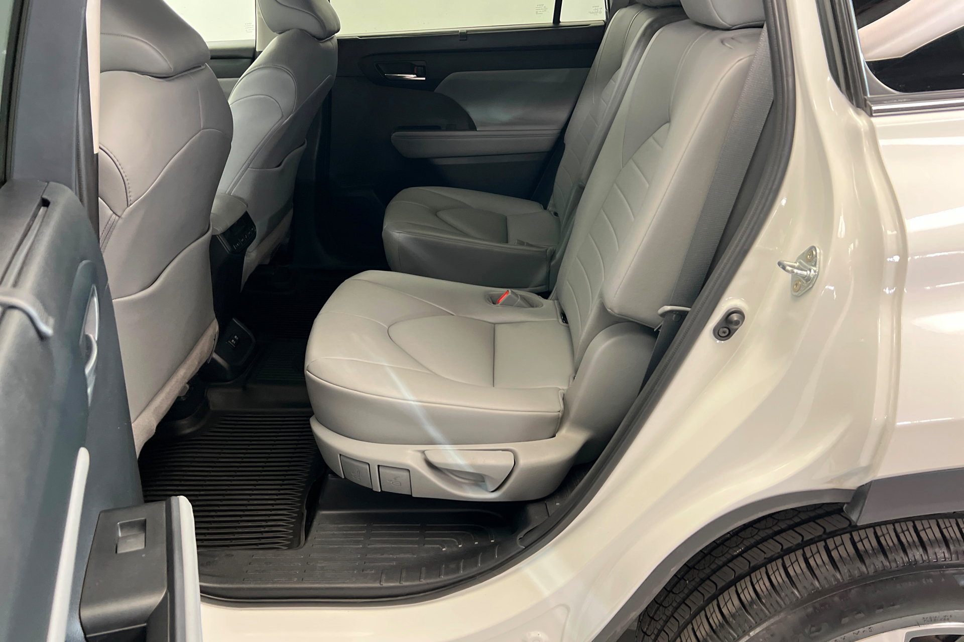 Used 2021 Toyota Highlander XLE AWD/4WD image 22