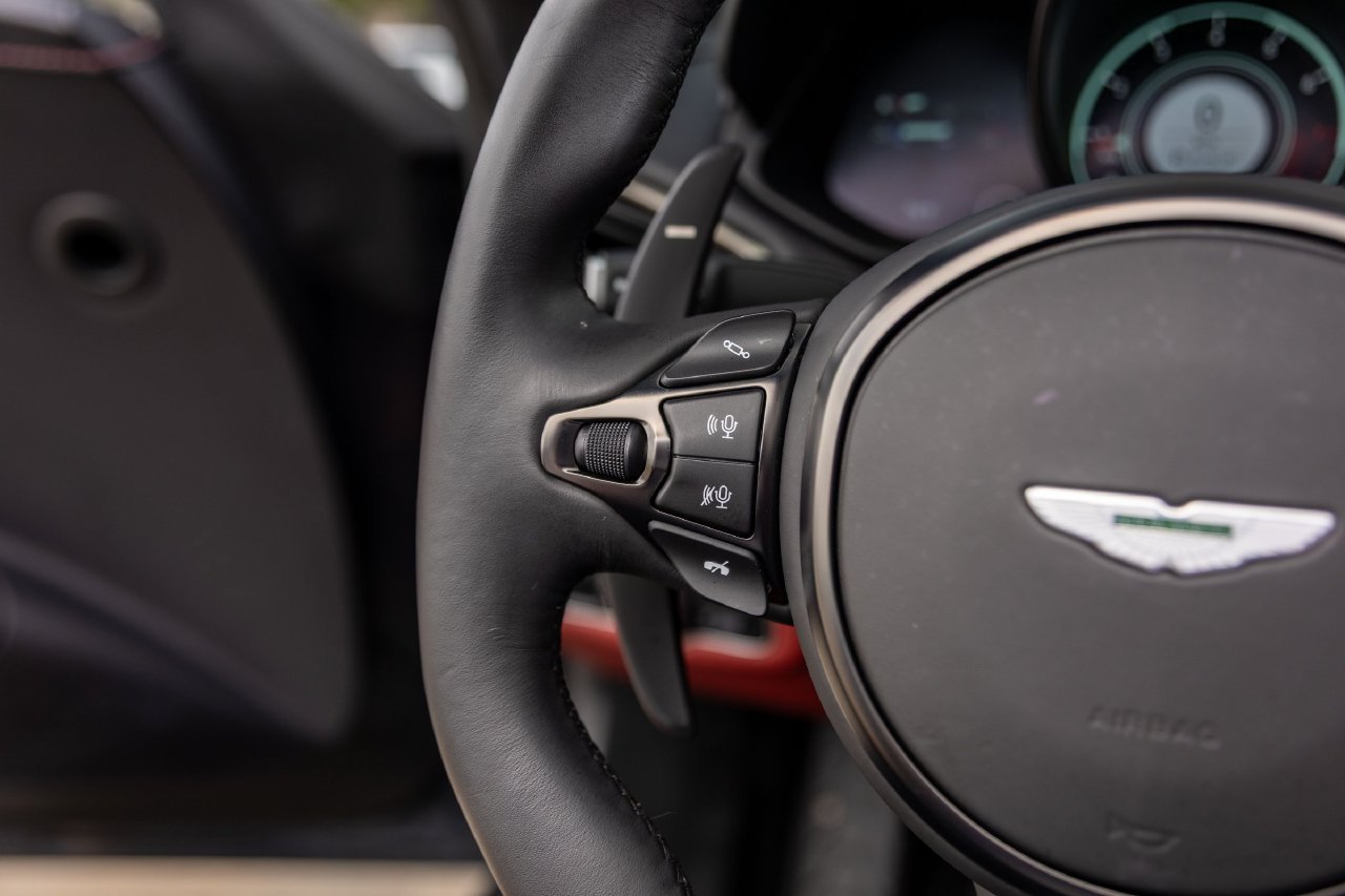 Used 2023 Aston Martin V8 Vantage Roadster RWD image 36