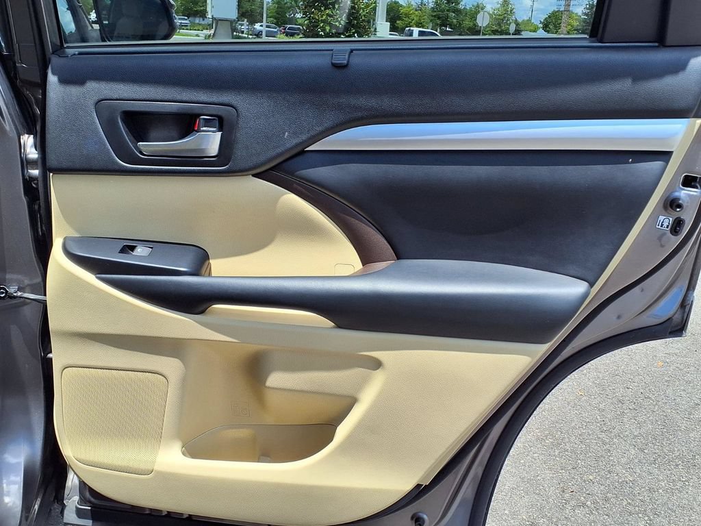 Used 2019 Toyota Highlander XLE FWD image 14