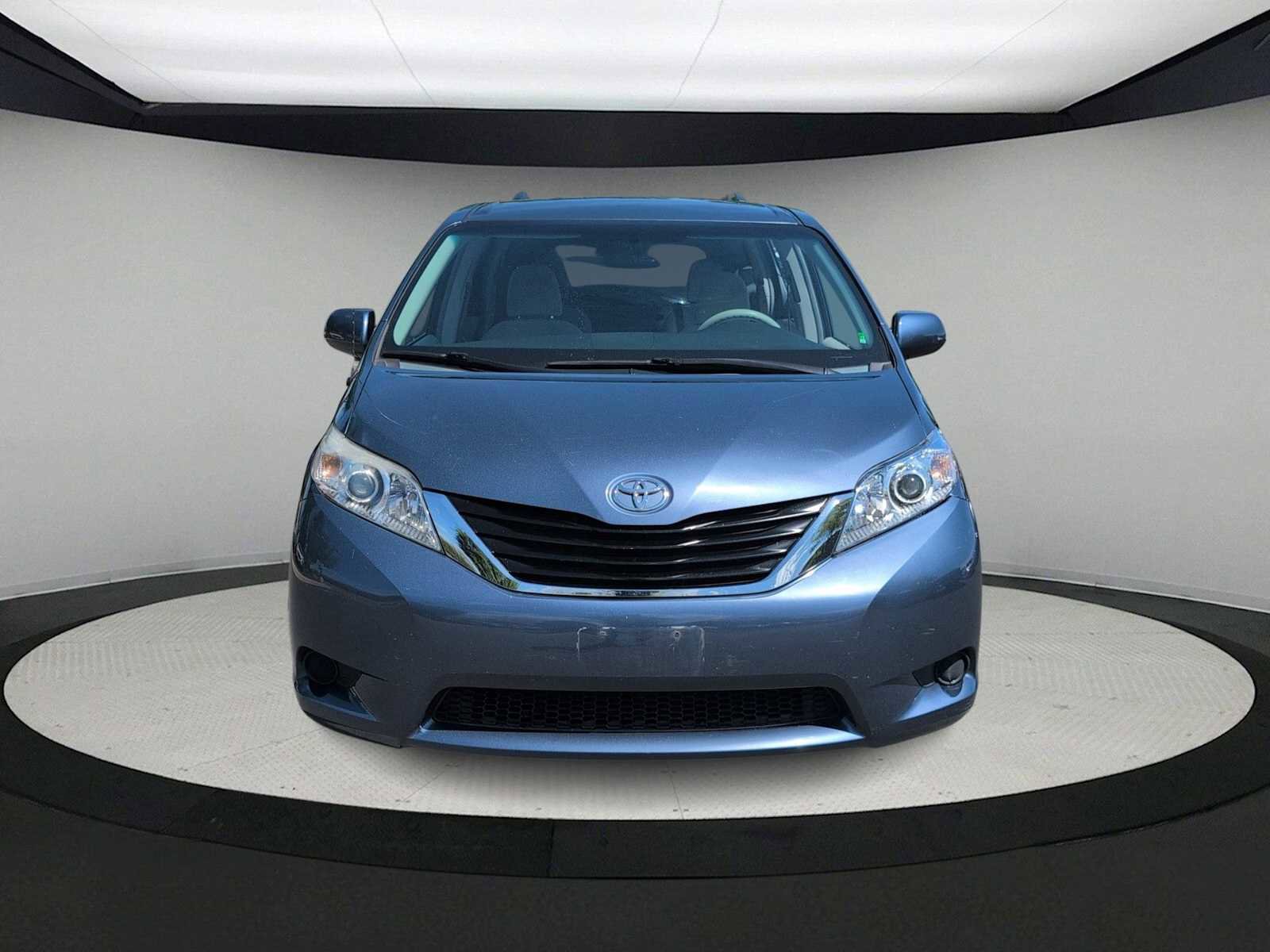 Used 2014 Toyota Sienna LE image 3