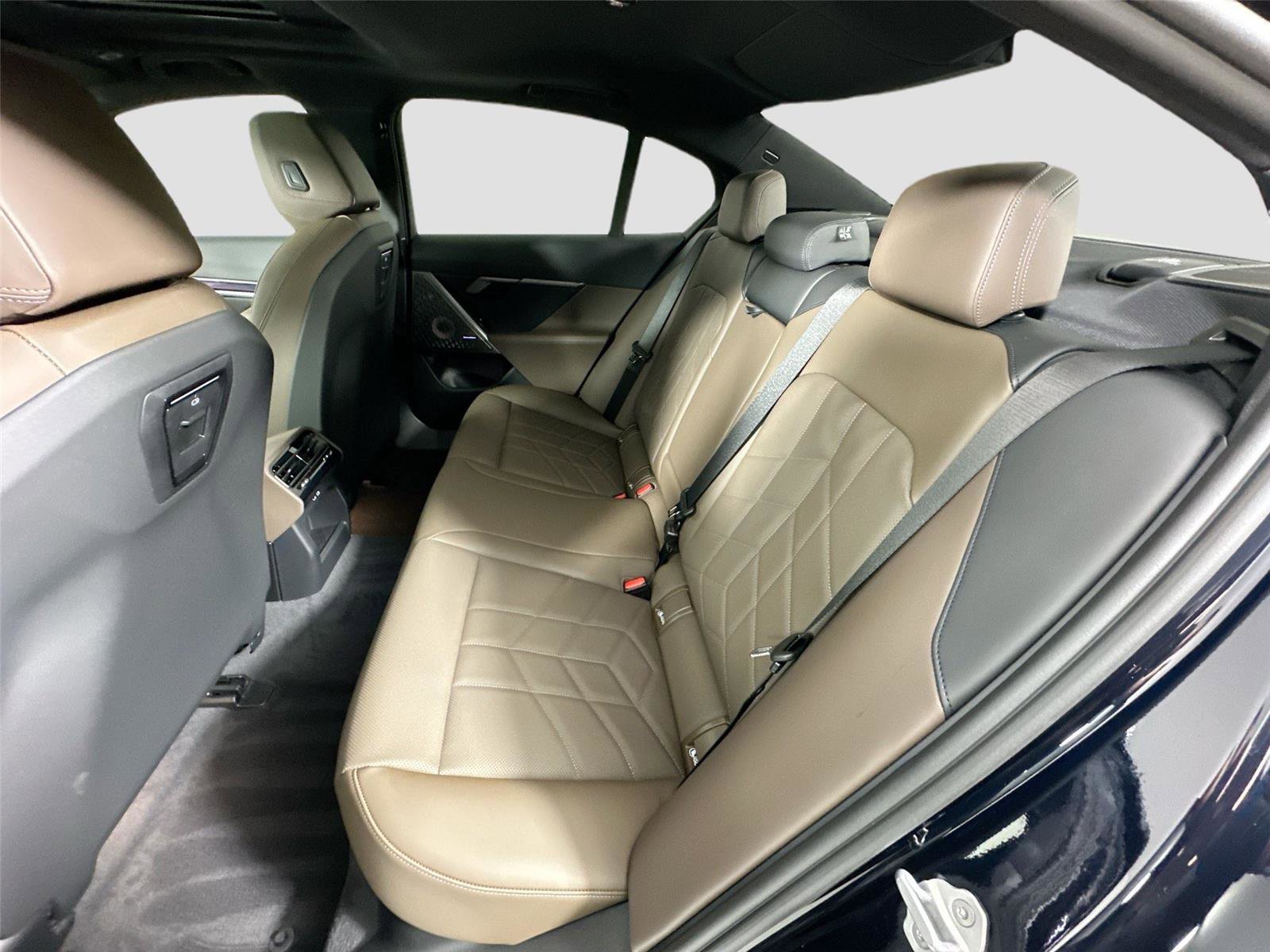New 2026 BMW 530i xDrive w/ M Sport Package AWD/4WD image 27