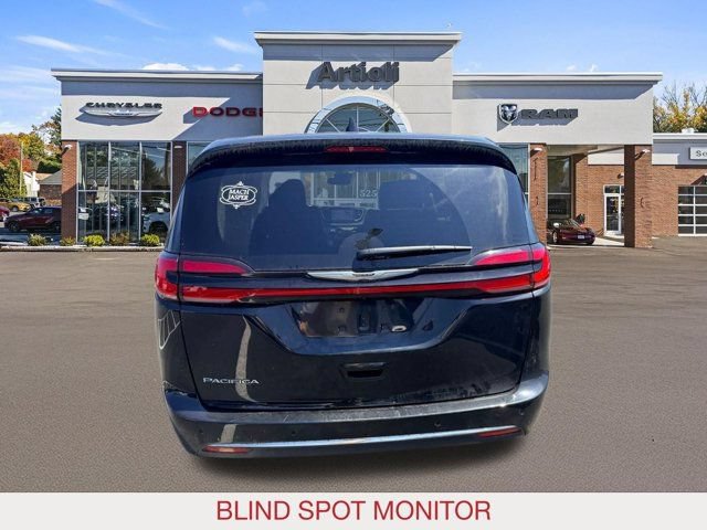 Used 2023 Chrysler Pacifica Touring-L FWD image 6