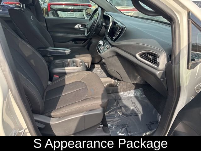 Used 2021 Chrysler Pacifica Touring w/ Uconnect Theater Family Group image 5