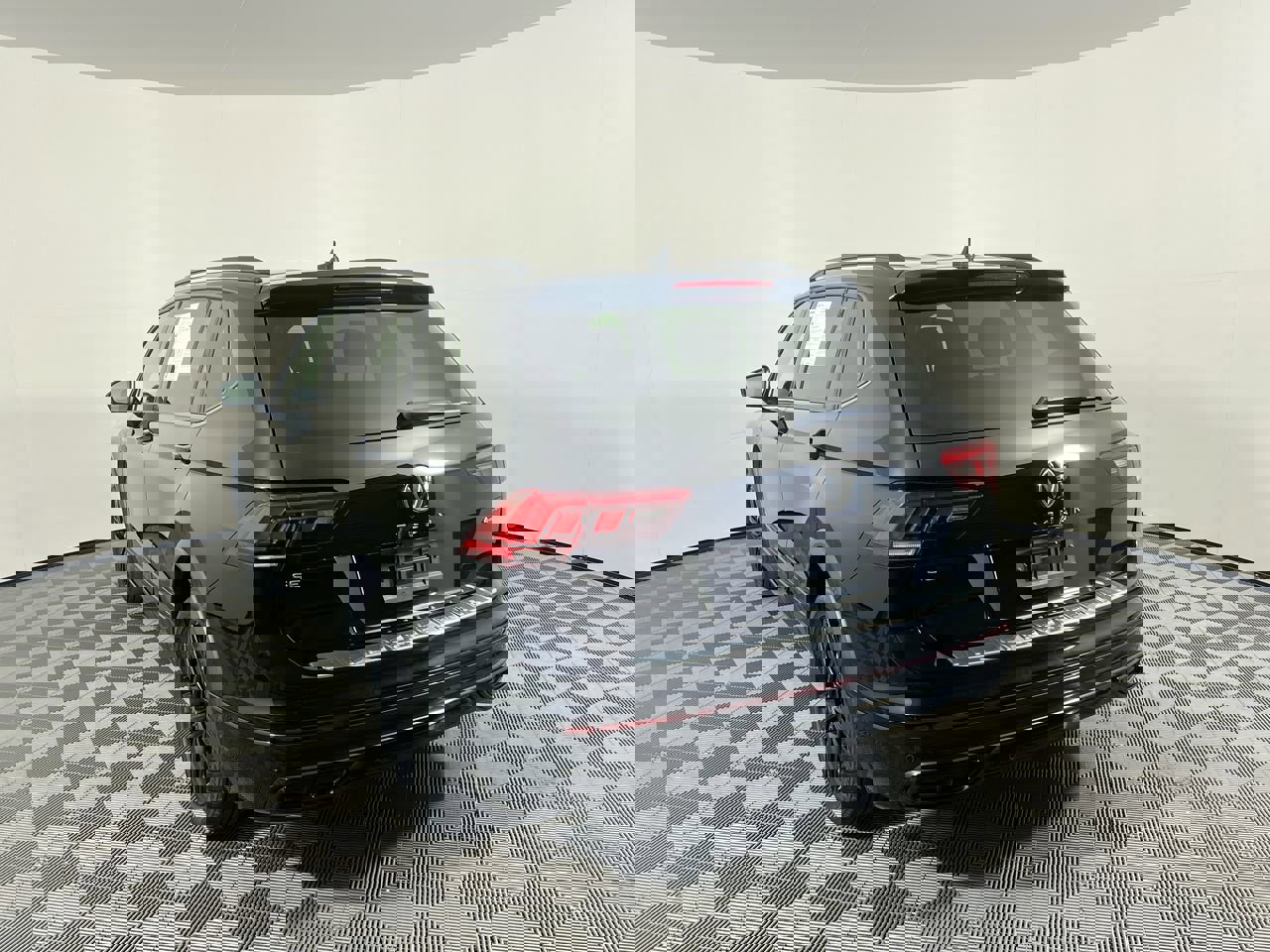 Used 2022 Volkswagen Tiguan SE R-Line image 7