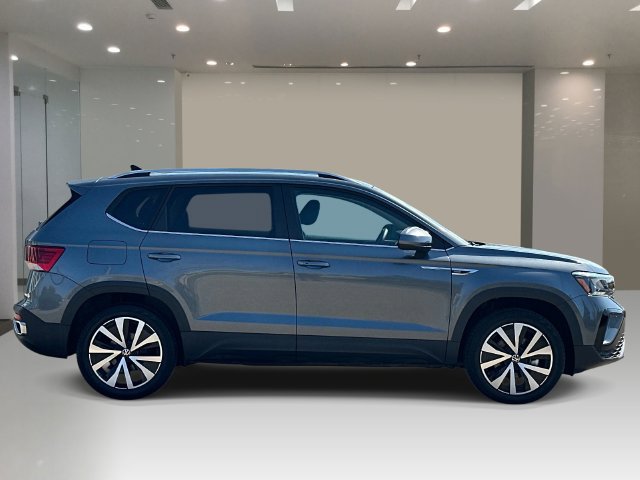 Used 2022 Volkswagen Taos SE w/ Panoramic Sunroof Package FWD image 6