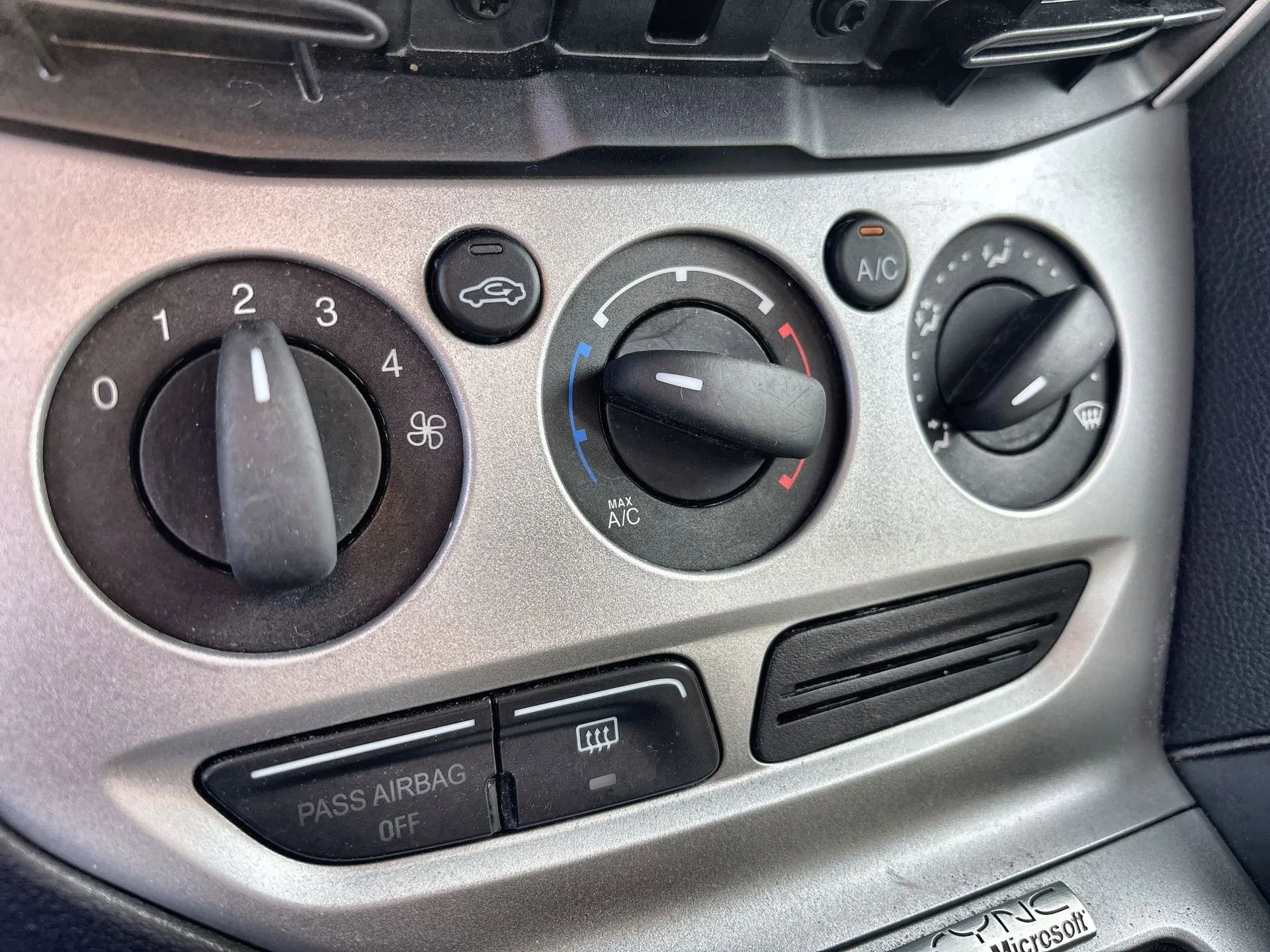 Used 2014 Ford Focus SE w/ SE Winter Package image 16