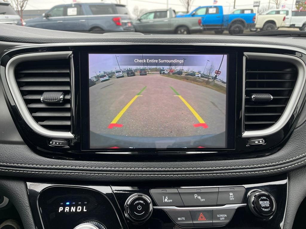 Used 2025 Chrysler Pacifica Select FWD image 28