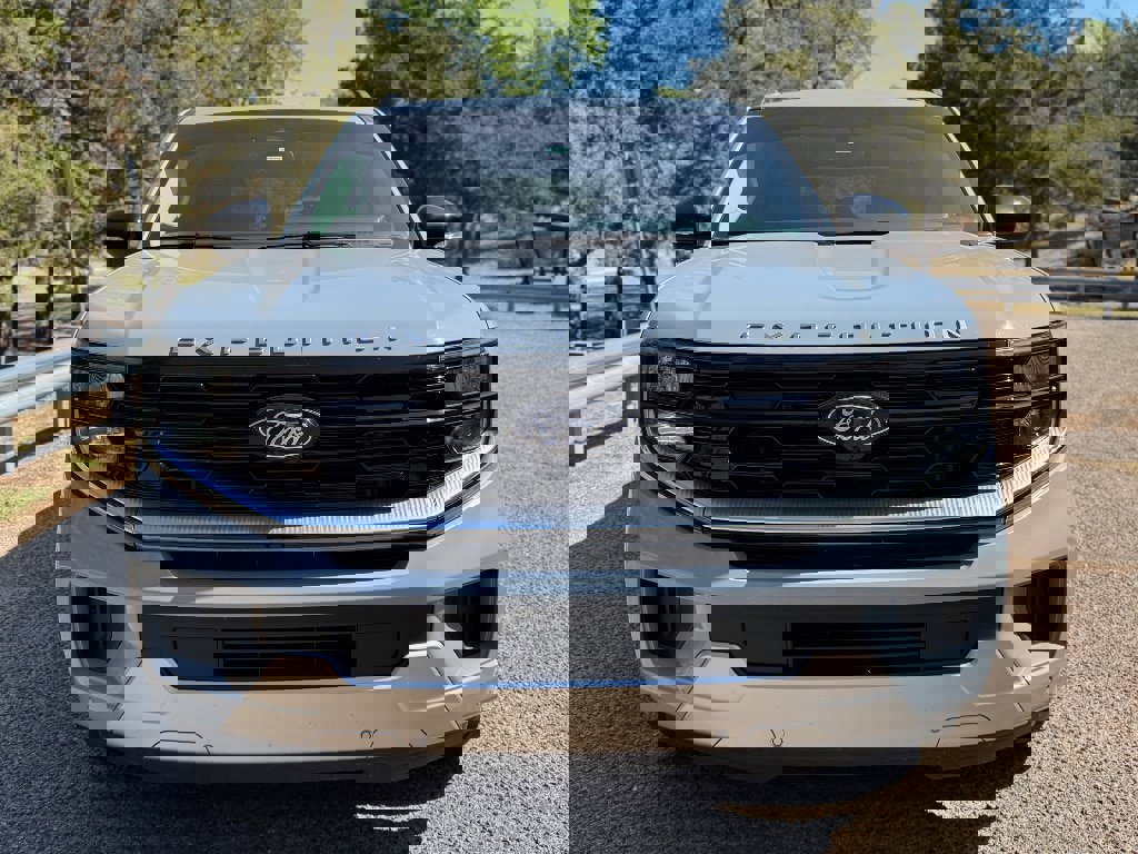 Used 2025 Ford Expedition Max Platinum w/ Platinum Ultimate Package AWD/4WD image 2