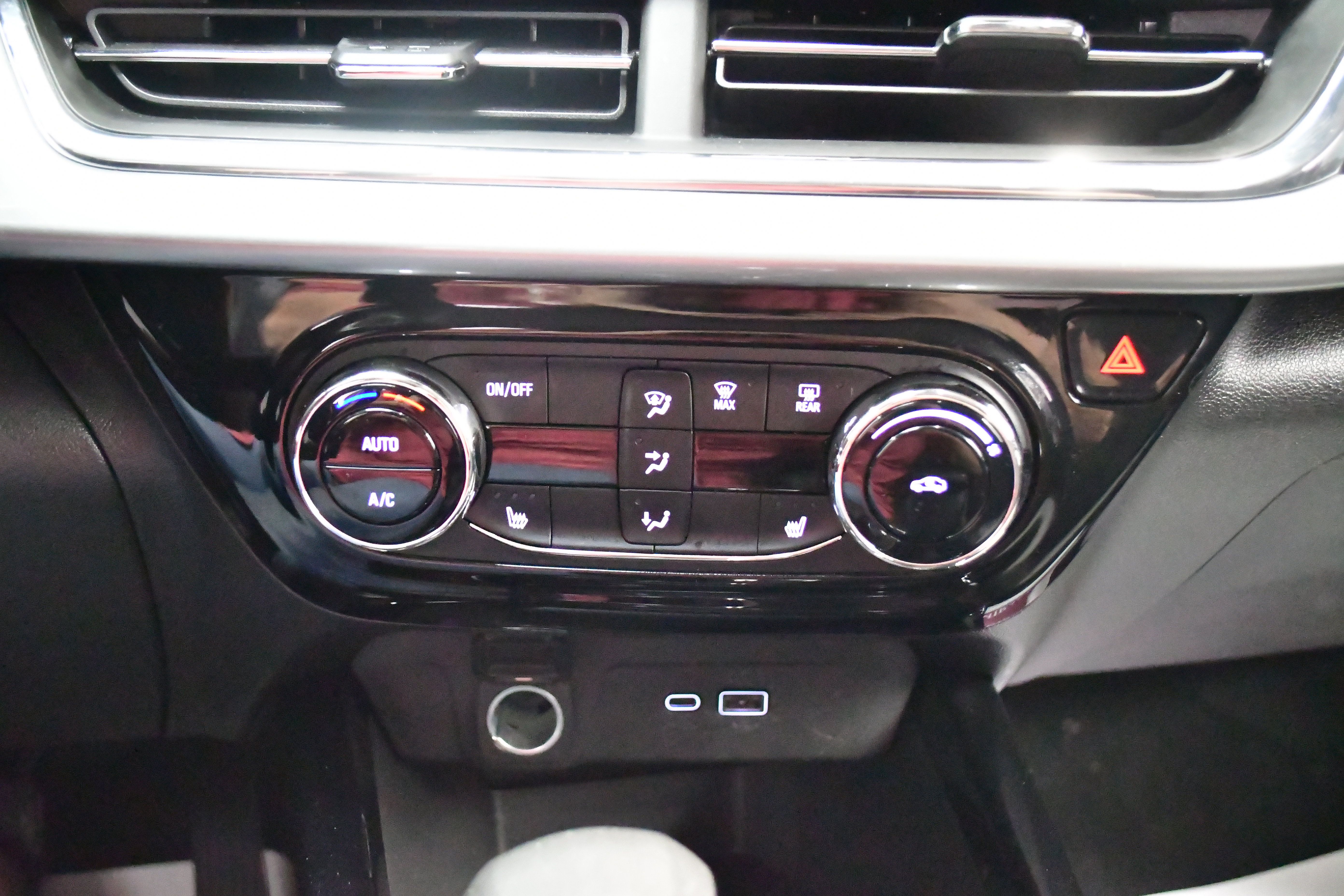 Used 2025 Chevrolet Trax LT w/ LT Convenience Package image 44