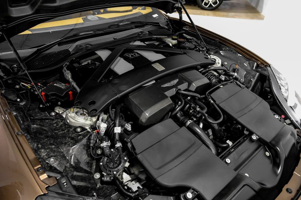 Used 2025 Aston Martin Vanquish RWD image 38