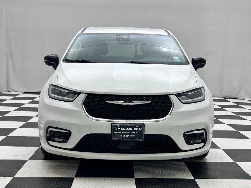 Used 2024 Chrysler Pacifica Select image 3