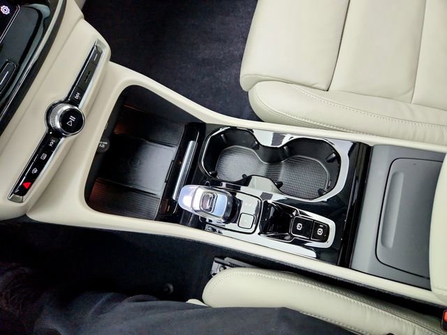 Certified 2024 Volvo XC40 B5 Plus w/ Protection Package Premier image 22