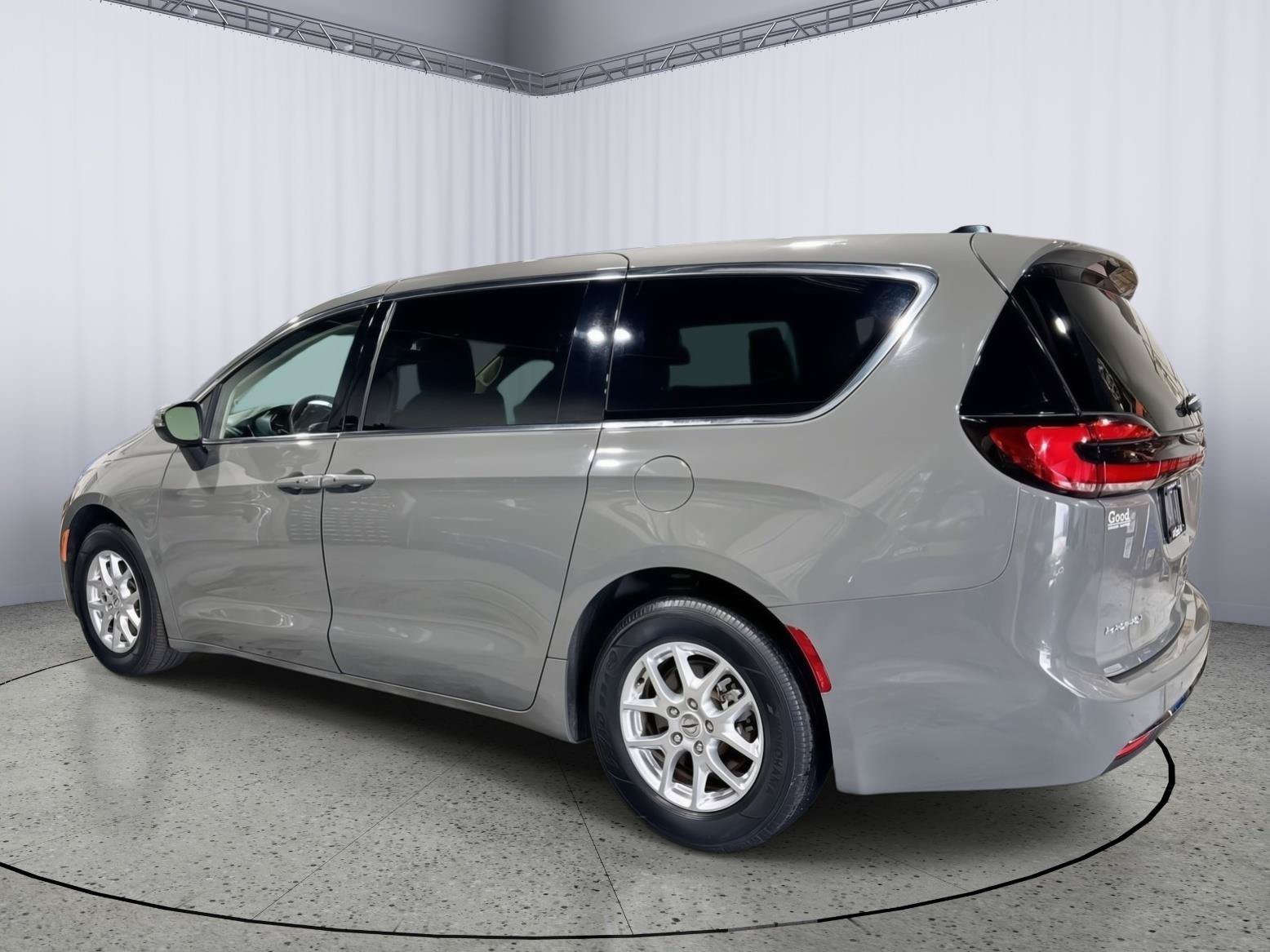 Used 2023 Chrysler Pacifica Touring-L FWD image 4