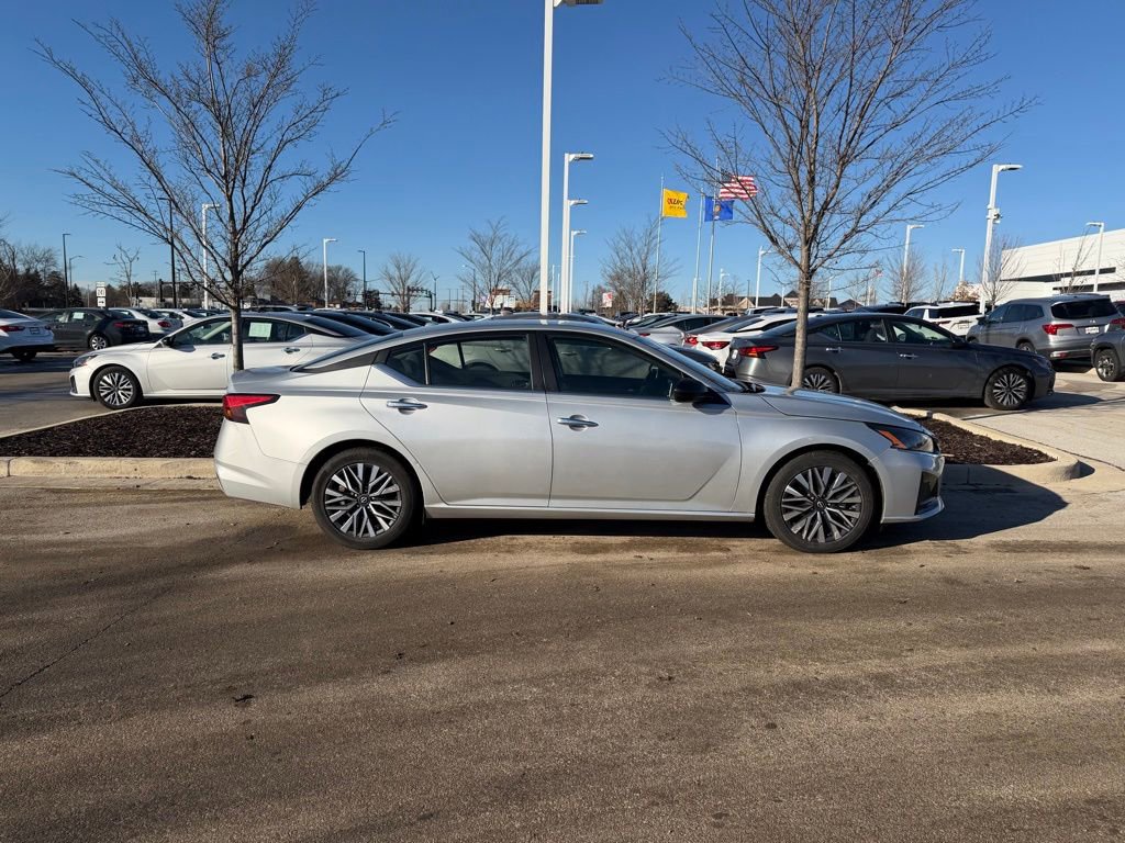 Used 2024 Nissan Altima 2.5 SV image 3