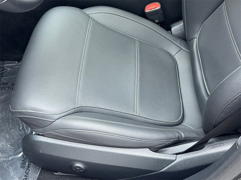 Used 2025 Mercedes-Benz C 300 Sedan image 38