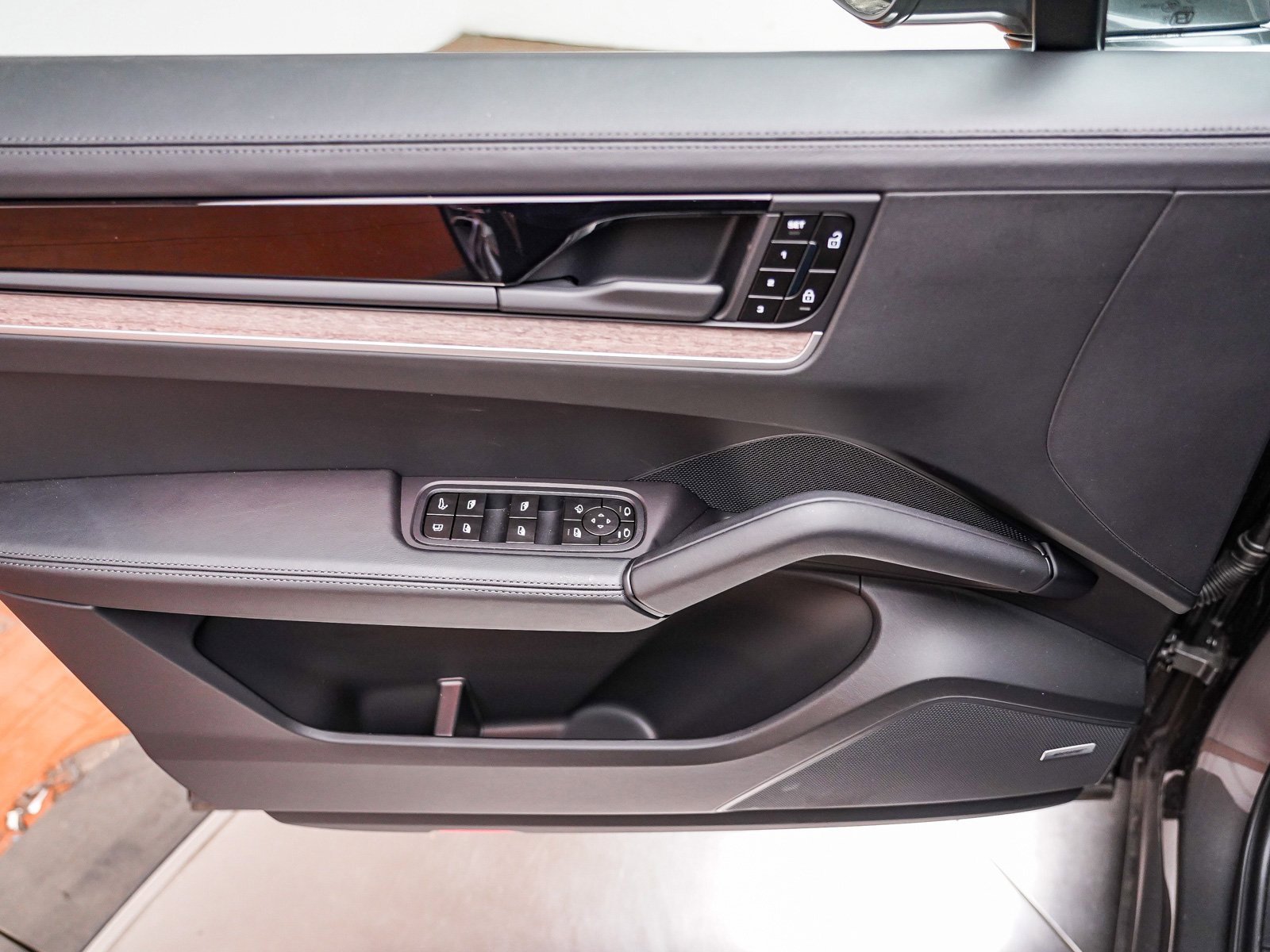 Certified 2025 Porsche Cayenne E-Hybrid image 27