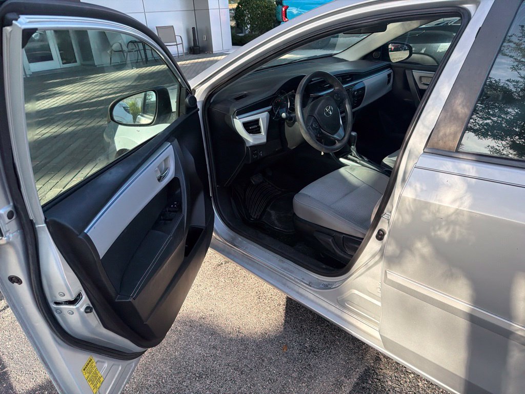 Used 2016 Toyota Corolla LE FWD image 5