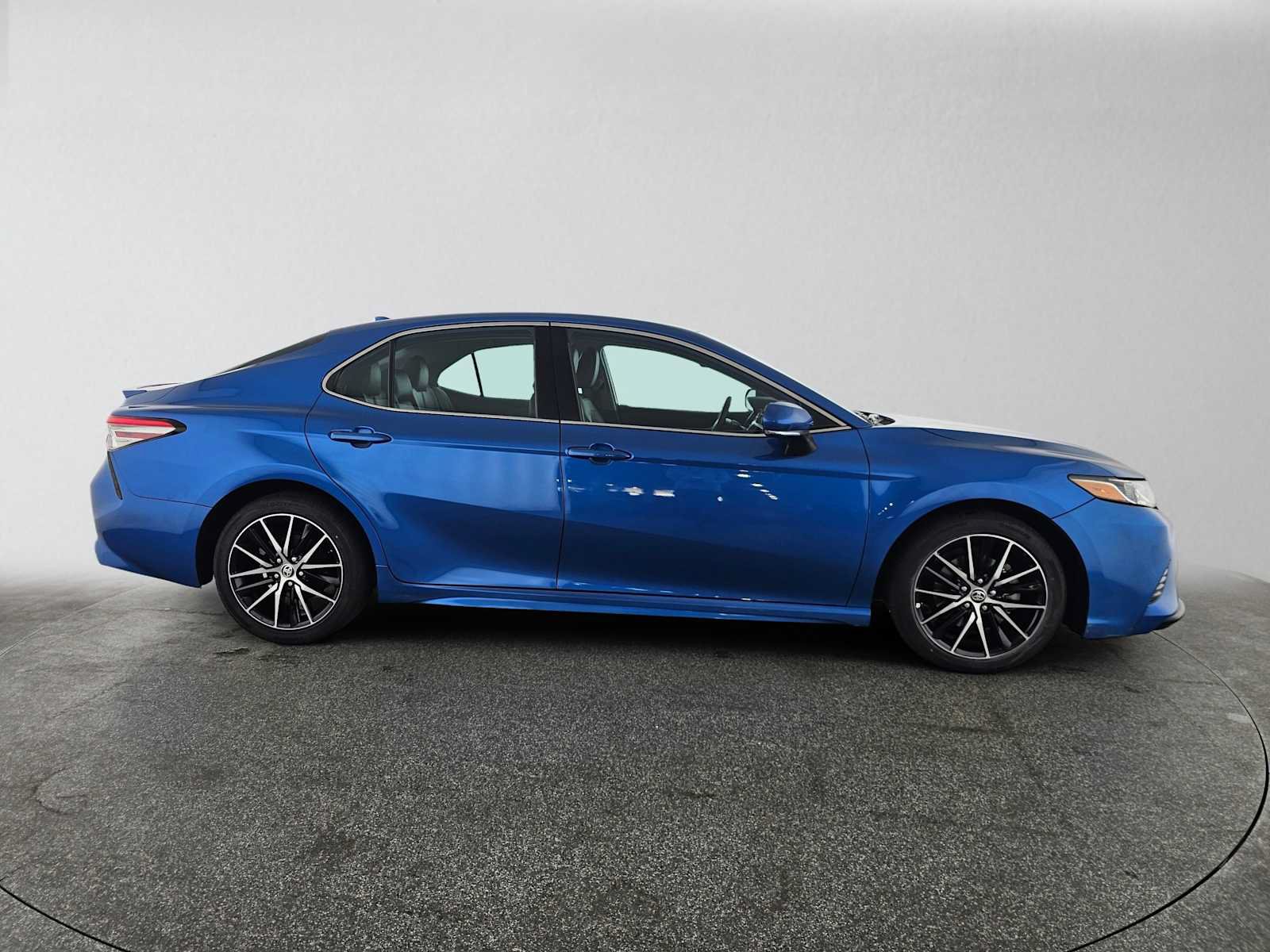 Used 2019 Toyota Camry SE FWD image 2
