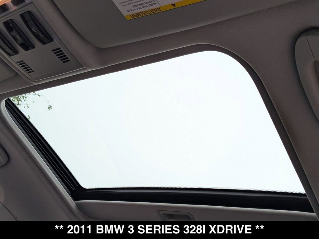 Used 2011 BMW 328i xDrive Sedan AWD/4WD image 4