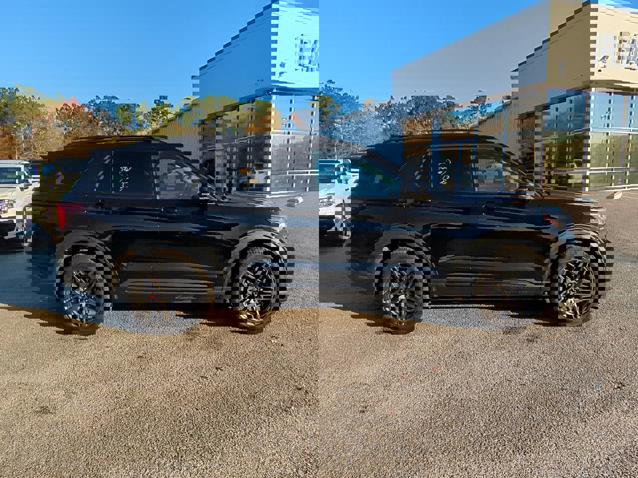 Used 2025 Ford Explorer ST image 3