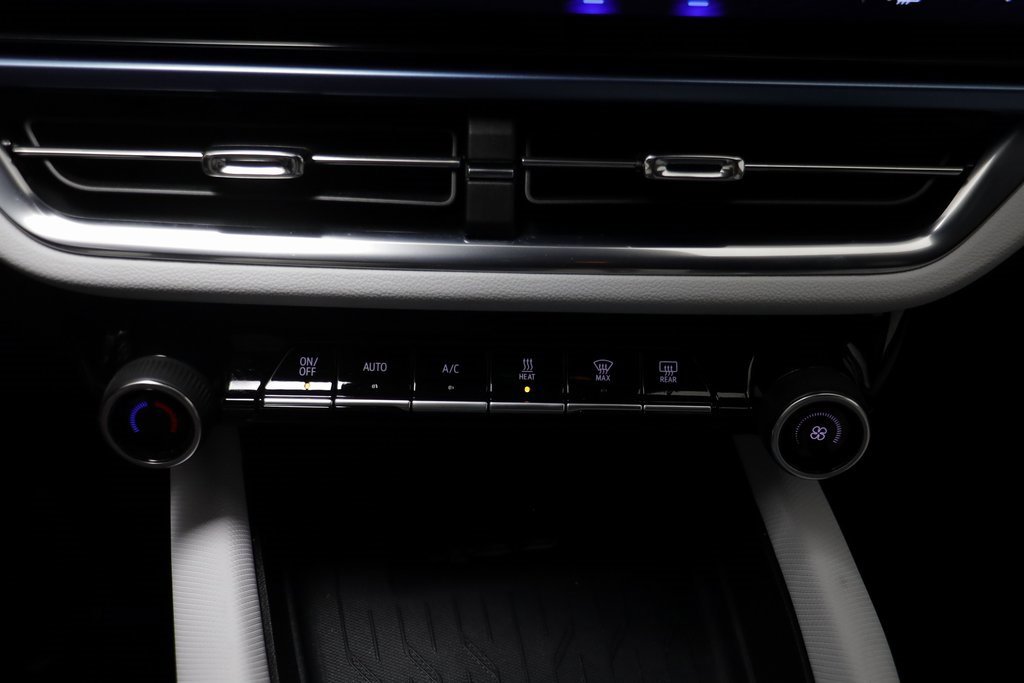 Certified 2025 Chevrolet Equinox EV LT image 12