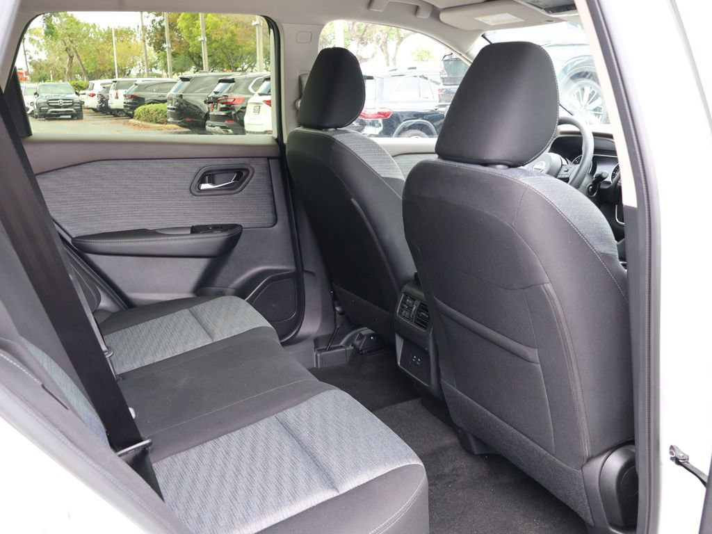 Used 2023 Nissan Rogue SV FWD image 32