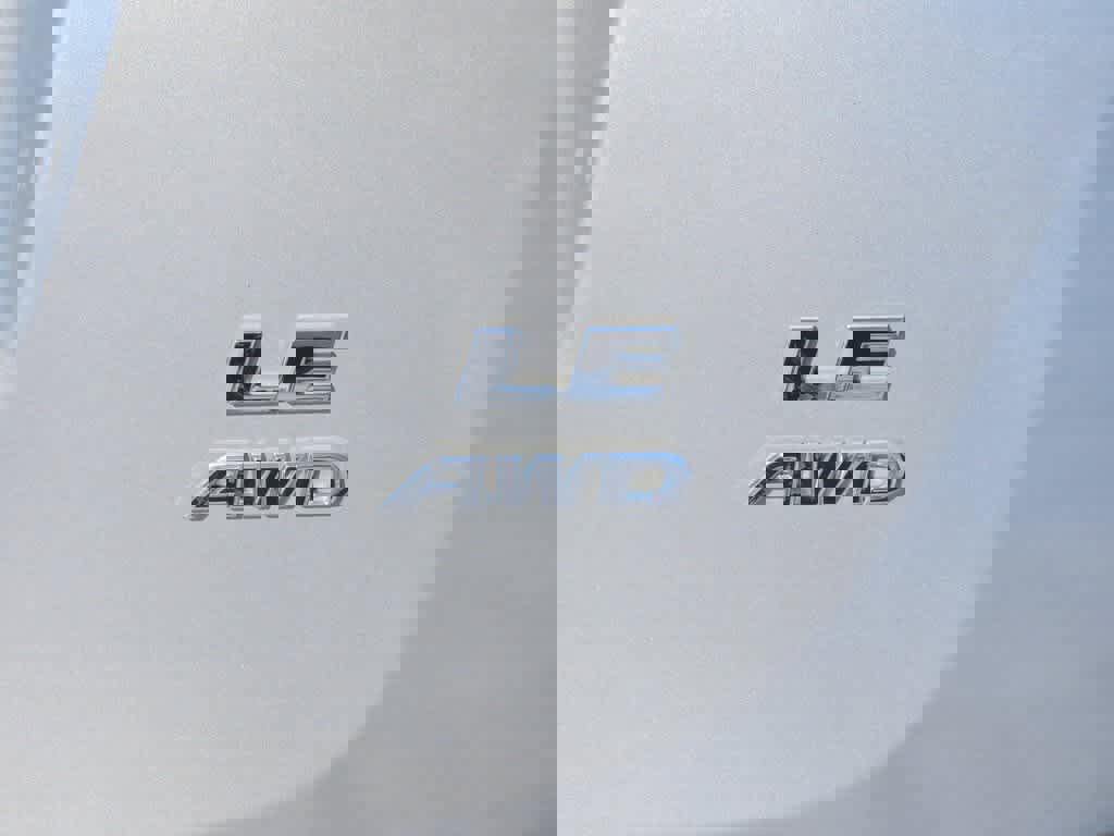 Used 2018 Toyota RAV4 LE image 8