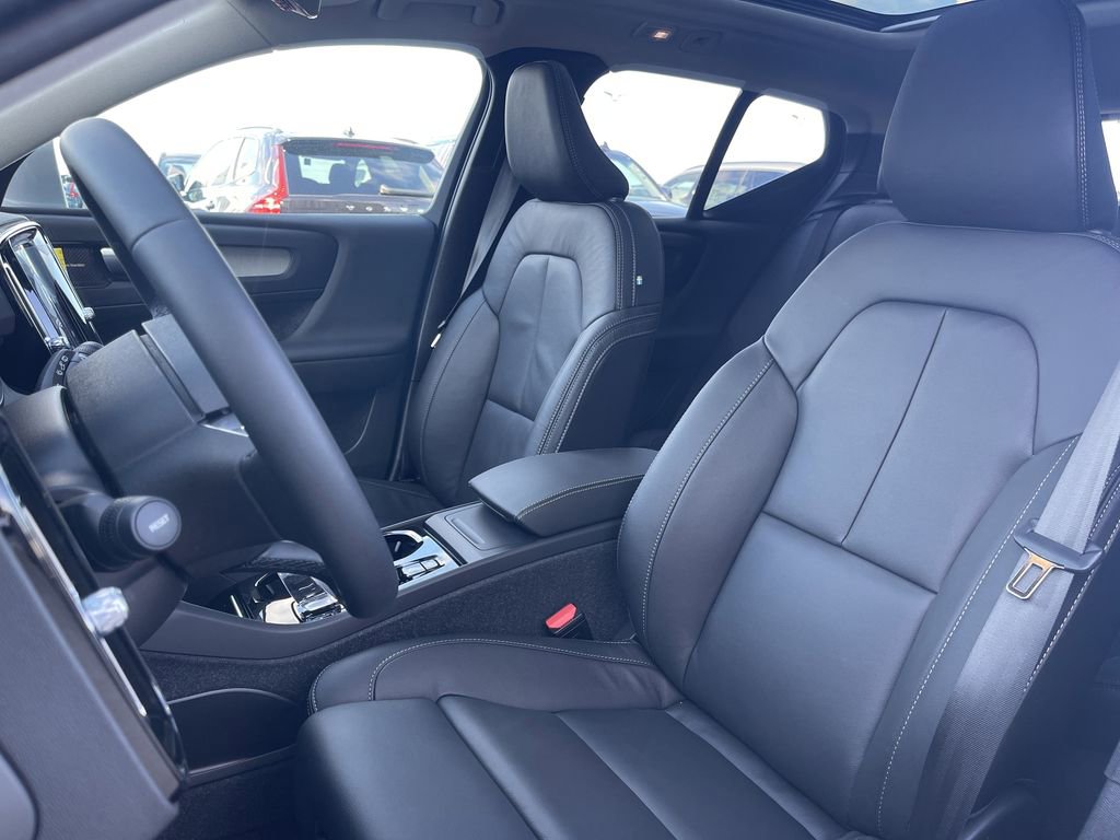 Used 2024 Volvo XC40 B5 Plus image 10