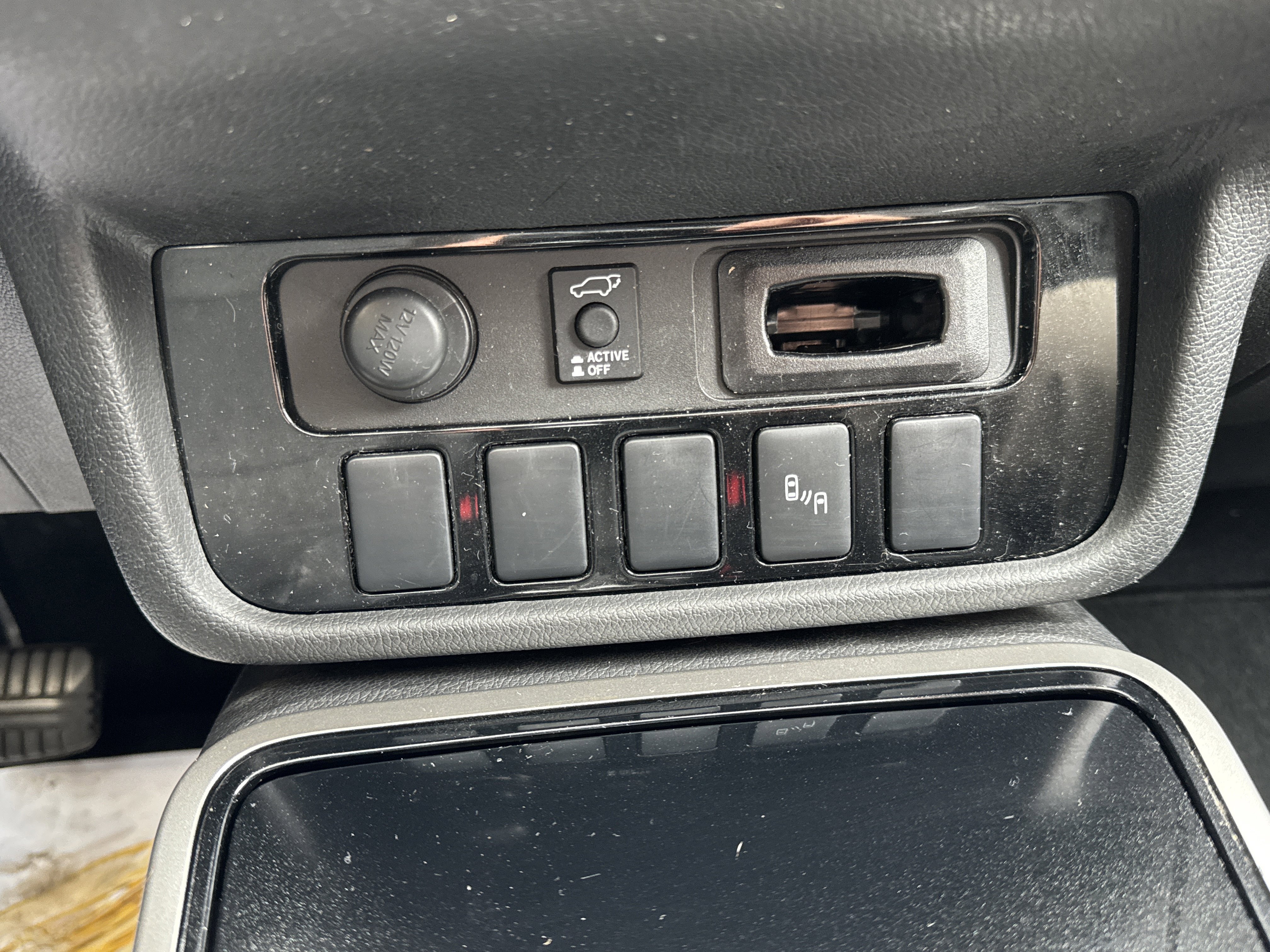 Used 2017 Mitsubishi Outlander SEL image 17