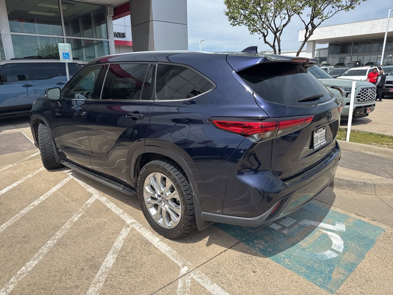 Used 2021 Toyota Highlander Limited image 7