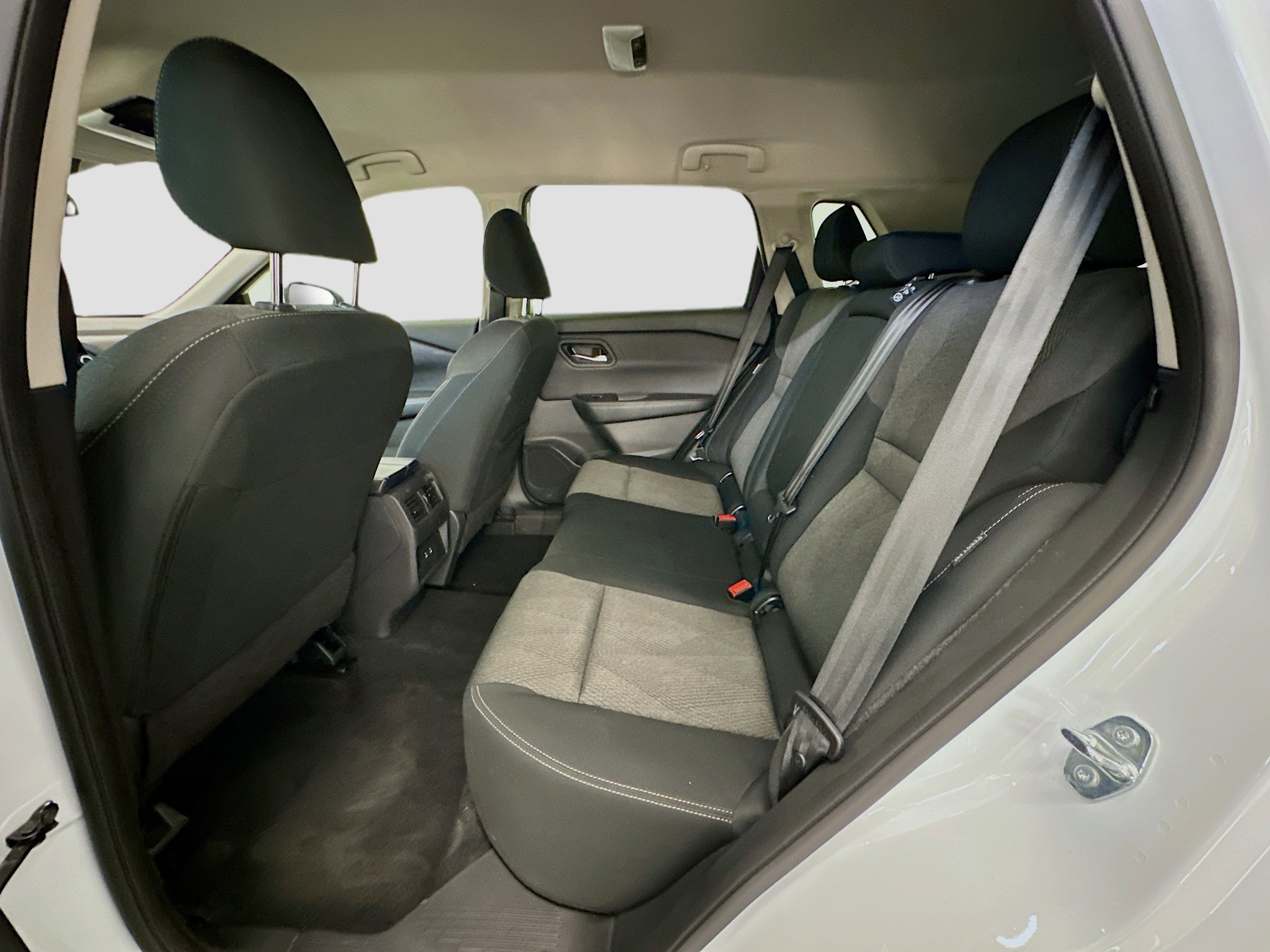 Used 2025 Nissan Rogue SV image 28