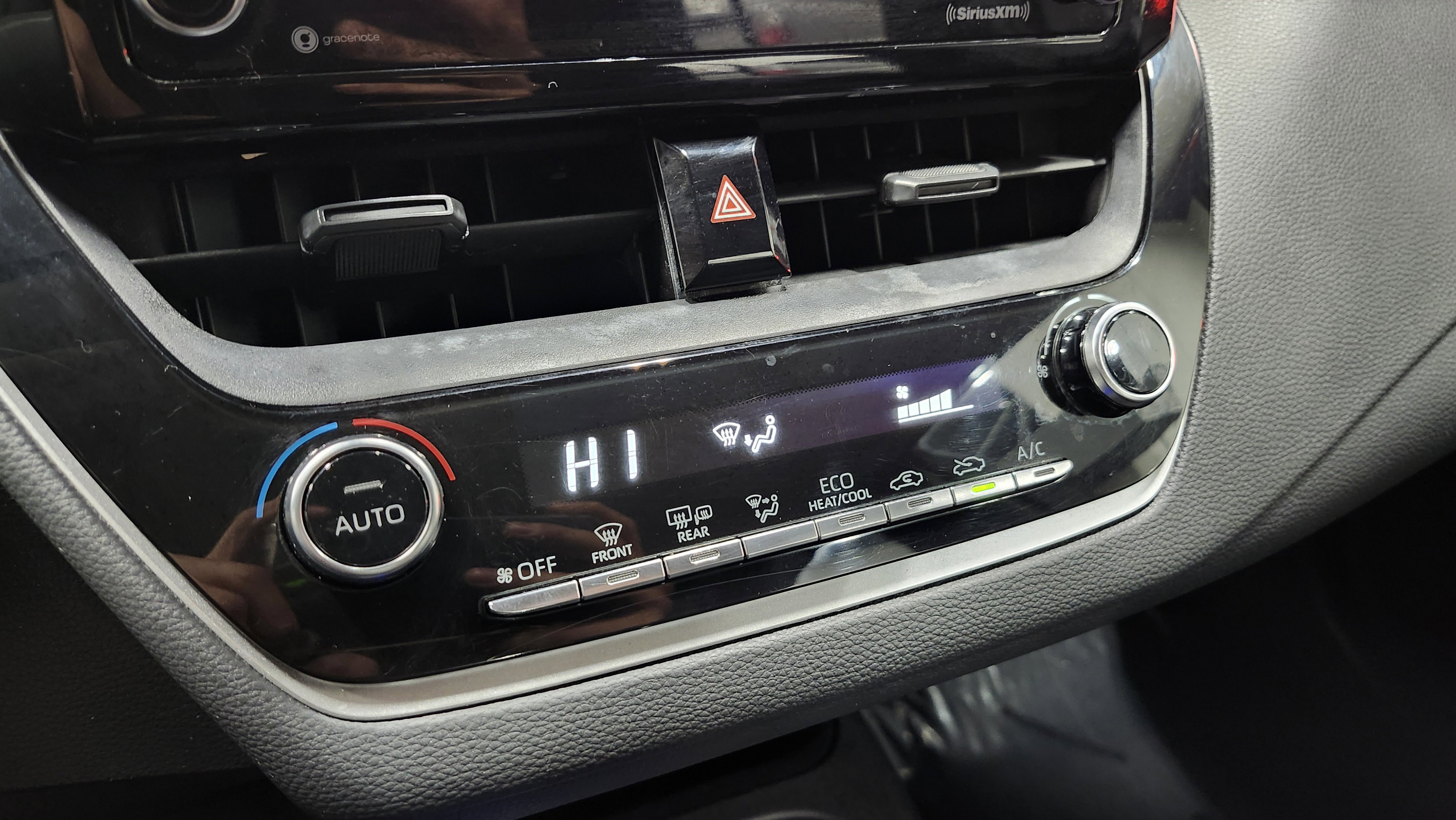 Used 2021 Toyota Corolla LE image 29