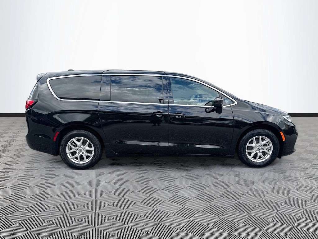 Used 2025 Chrysler Pacifica Select FWD image 5