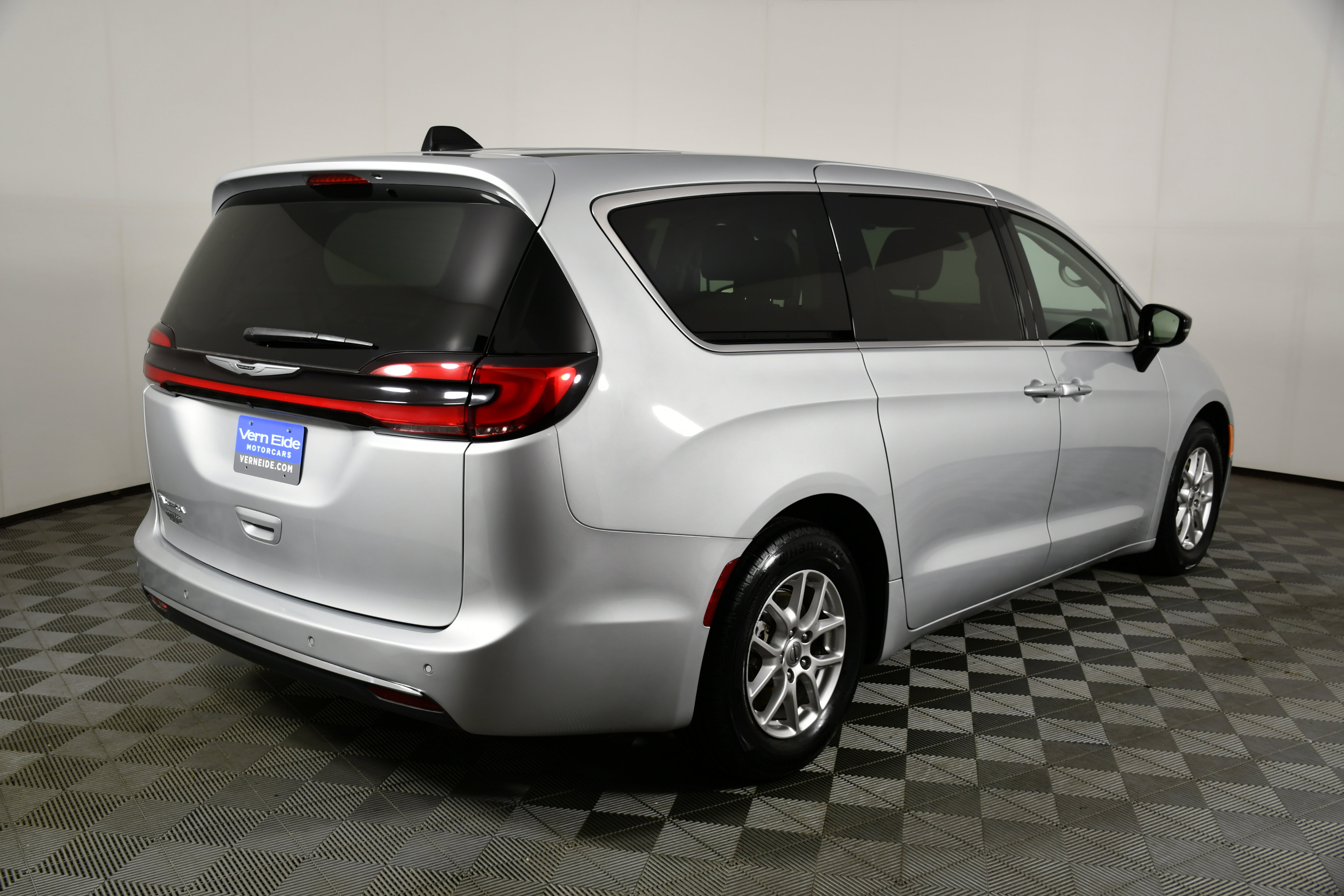 Used 2024 Chrysler Pacifica Touring-L image 6