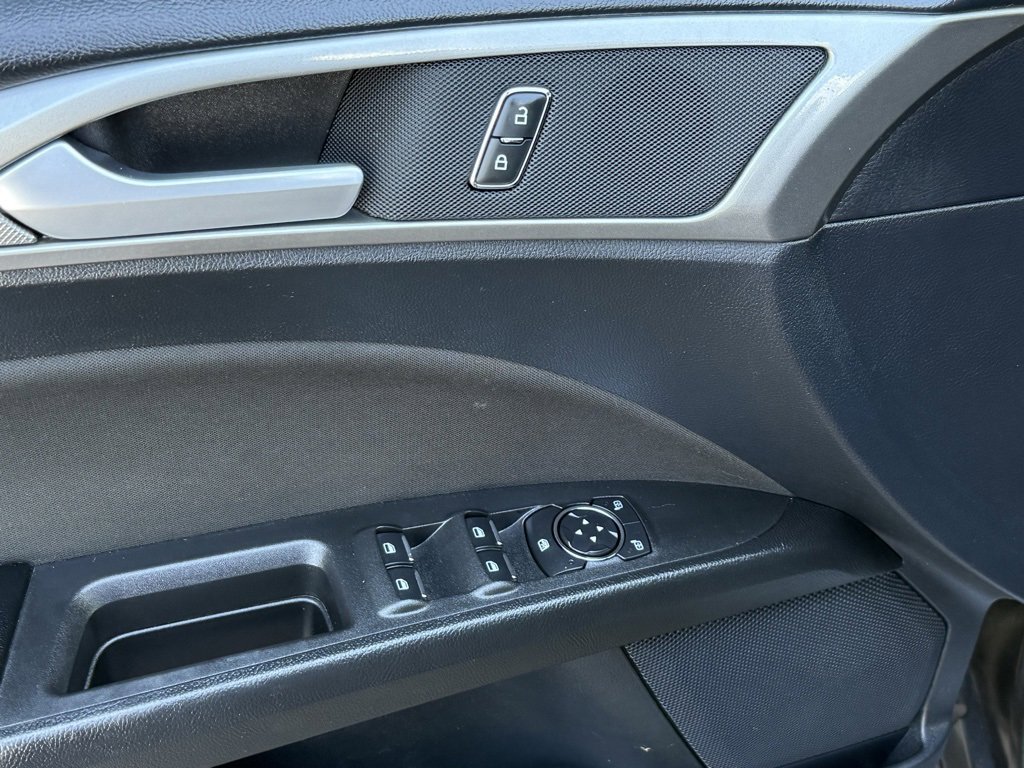 Used 2020 Ford Fusion SE image 12