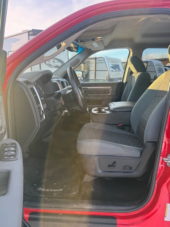 Used 2016 RAM 1500 Classic SLT w/ Luxury Group image 9