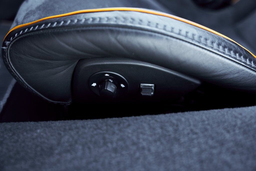 Used 2025 McLaren Artura Spider RWD image 45